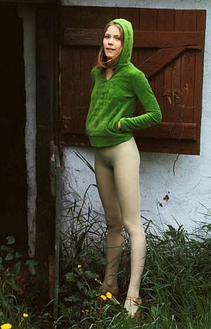 Amateur girls posing in her pantyhose